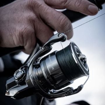 Shimano Twin Power FE spinning rola veličine C3000 i 4000M s aluminijskim tijelom i HAGANE tehnologijom.