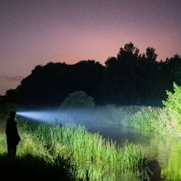 Nash Moonshine Mega Lite naglavna lampa 760 lumena s punjivom baterijom i adapterom za AA baterije