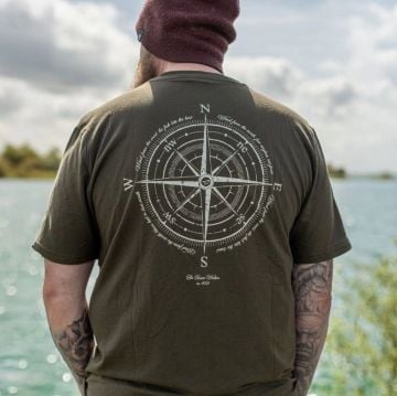 Korda Compass Tee Dark Olive majica s Compass printom na leđima