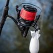 Detaljan prikaz Spomb Rapide Reel 14000 spod role s velikom špulom, uvlačenjem 145 cm po okretaju i snažnom kočnicom od 18 kg za brzo hranjenje Spomb i spod raketama.