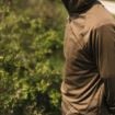 Korda ribolovna UV majica Dark Khaki s UPF 50 zaštitom, kapuljačom i otvorima za palčeve, idealna za ribolov, kampiranje i aktivnosti na otvorenom.