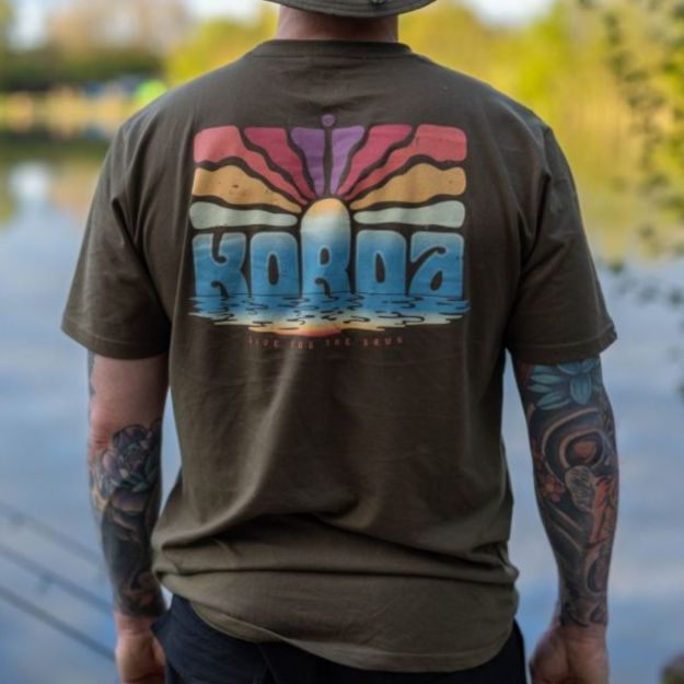 Maslinasto zelena Korda Dawn Vibes kratka majica za ribolov s velikim motivom izlaska sunca na leđima i udobnim pamučnim materijalom